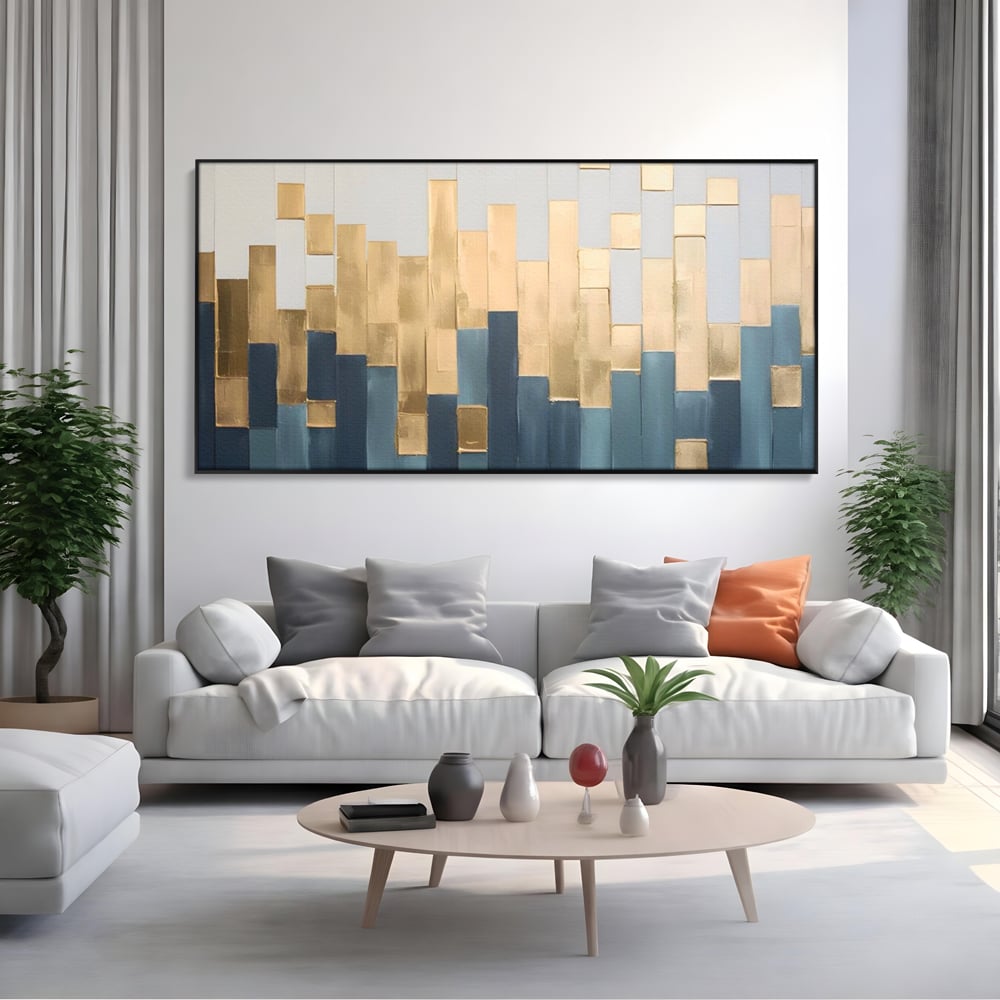 Tablou canvas cu tablou abstract cu benzi verticale aurii si albastre, in rama de aluminiu negru, pe perete intr-un living